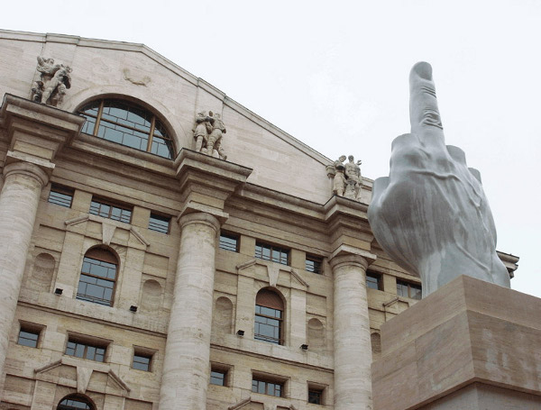 Middle finger in p.za Affari MILANO shockblast shockblast Maurizio Cattelan Middle Finger Statue 1 Middle finger in p.za Affari MILANO
