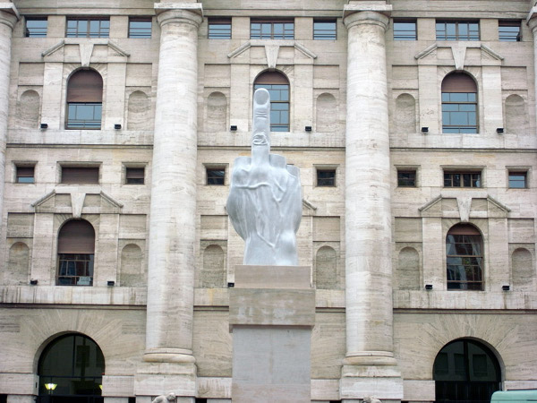 Middle finger in p.za Affari MILANO shockblast shockblast Maurizio Cattelan Middle Finger Statue 2 Middle finger in p.za Affari MILANO