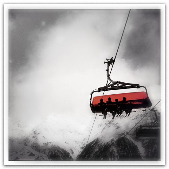 SesselLiftOrangeRotWHITEFRAMEDbw snowDays by Pez