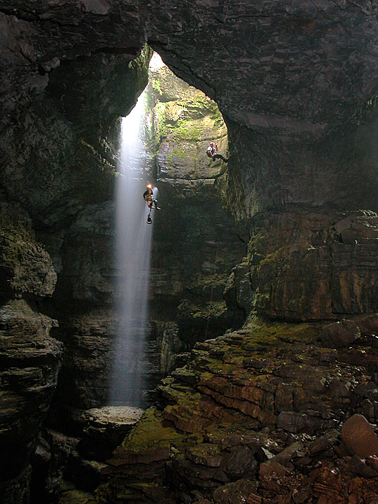 cav04 Viewing Majestic Caves through Camera Lens