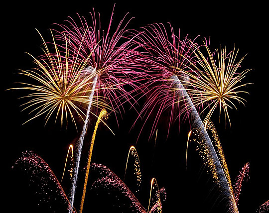 fir02 Happy New 2011 Year! Fireworks at Cruzine!