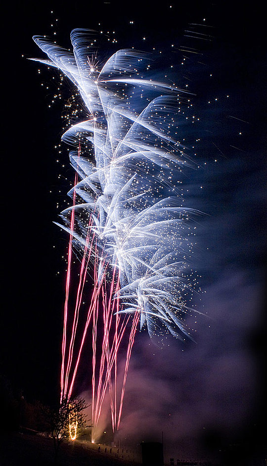 fir03 Happy New 2011 Year! Fireworks at Cruzine!