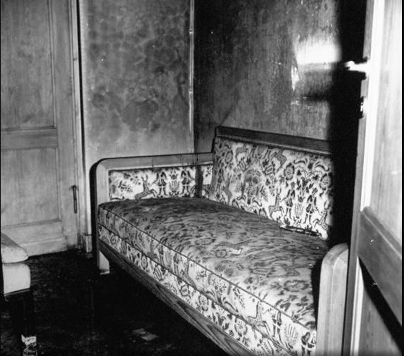 Adolf Hitler sofa Where Hitler died?