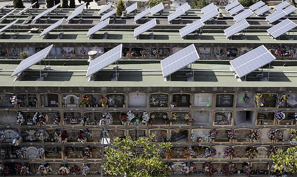 potd5 Photo of the Day: Solar Panels at Cemetery of Santa Coloma de Gramenet