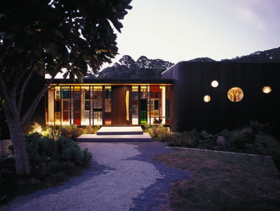 Single Story Two Wings House with Dark Cedar Cladding on Hot Water Beach sh1a Single Story Two Wings House with Dark Cedar Cladding on Hot Water Beach