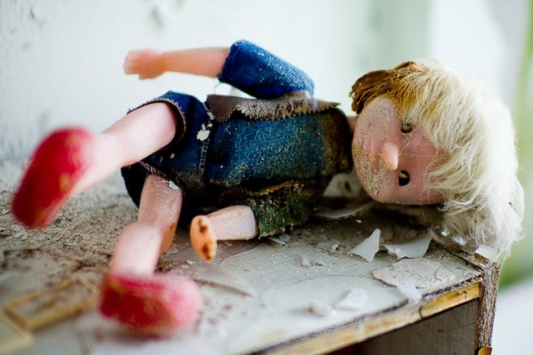 Smith Jan Igurshka24 600x400 pic on Design You Trust Smith Jan Igurshka24 600x400 Toys Illustrate the Devastation of Chernobyl