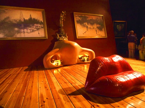 dalimuseum 02 600x450 Dali’s Fascination with Mae West