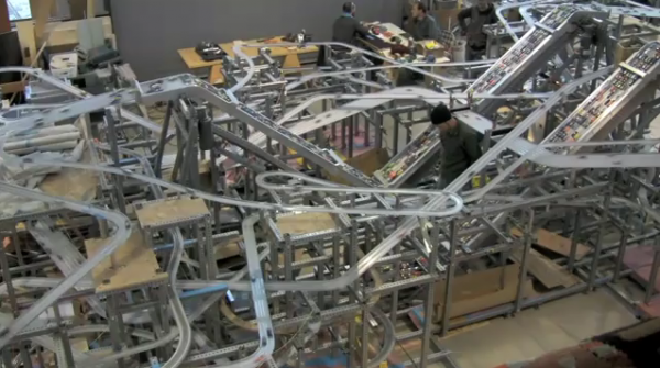 More than 1,100 Hot Wheels cars running on an art piece? hotwheels 600x335 More than 1,100 Hot Wheels cars running on an art piece?