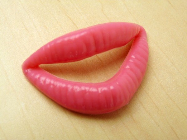 Japanese Kiss ? A weird Japanese gadget of the day kiss a zima gadget japonais 02 600x450 Japanese Kiss ? A weird Japanese gadget of the day