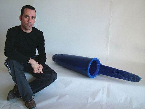 oversized objects romulo celdran 3b 600x450 Oversized Household Objects by Romulo Celdran