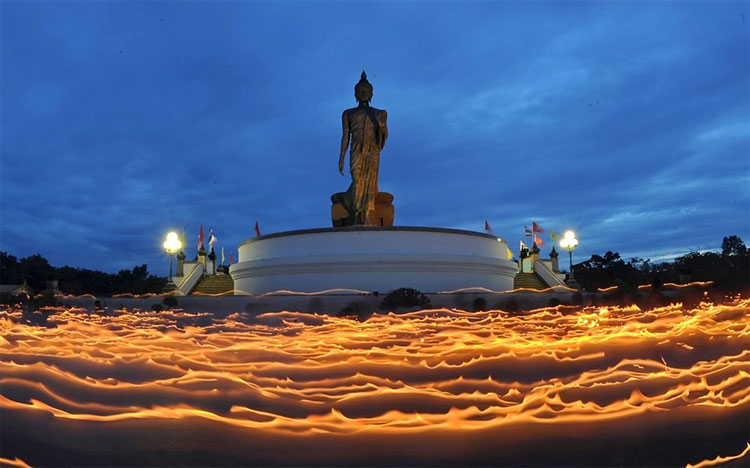 Light Trails Illuminate Buddha Statue in Bangkok During Festival 180 Light Trails Illuminate Buddha Statue in Bangkok During Festival