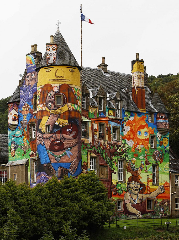 2140 pic on Design You Trust 2140 Scottish Castle Covered in Graffiti