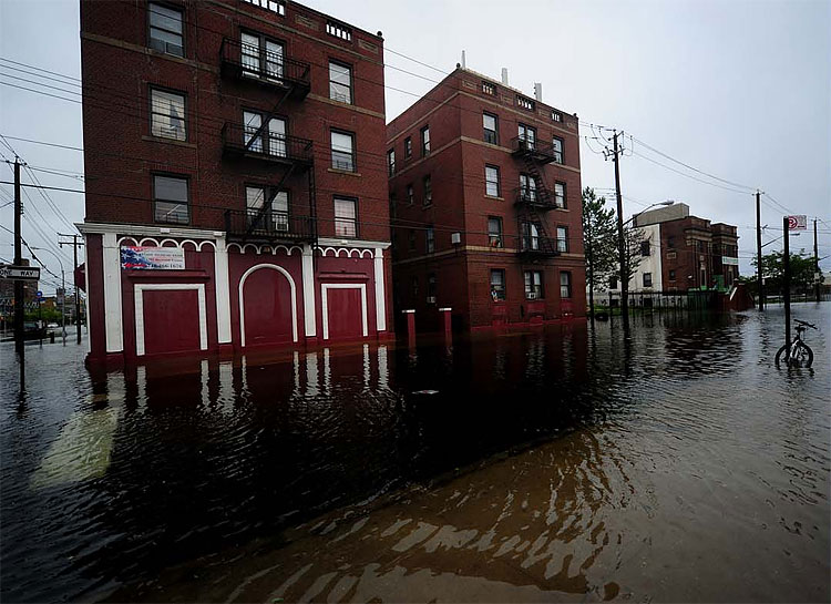 2512 US Braces for Hurricane Irene