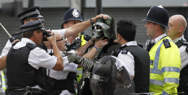 photoshoplooter uk riots 04 photoshoplooter