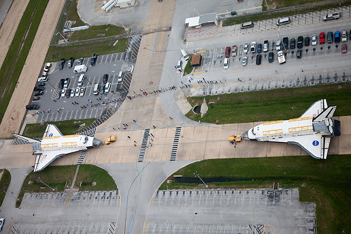 space shuttle ntn 720 1 pic on Design You Trust space shuttle ntn 720 1 Space Shuttles meet nose to nose