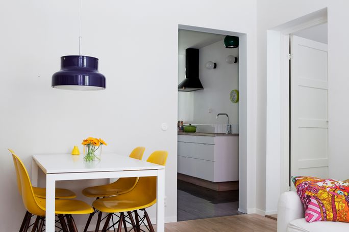 1202 A bright and colorful apartment