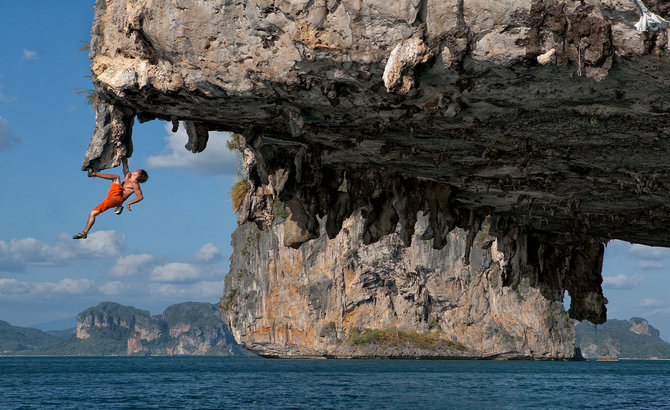 dc7a Extreme climbing by David Clifford