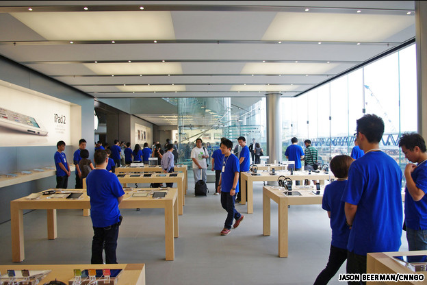 staff HKAppleStore3 INLINE Apple debuts first store in Hong Kong