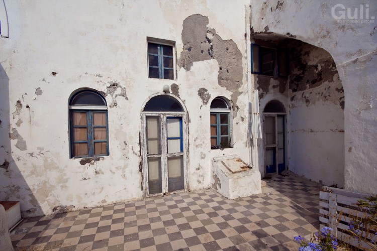 IMG 9085 guli lt 750x500 Abandoned hostel in Santorini, Thira center, Greece