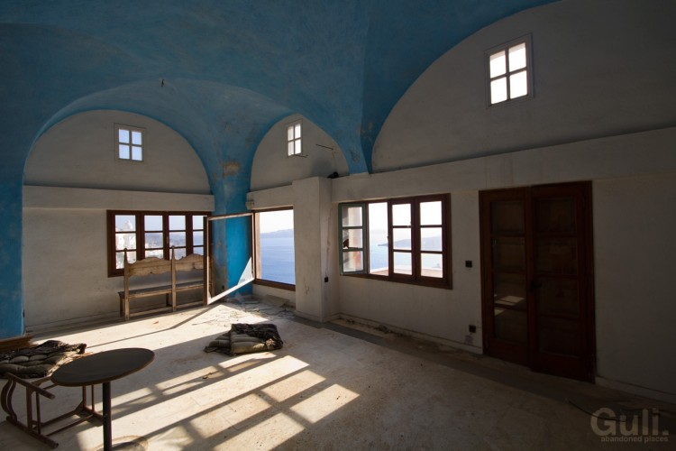 IMG 9187 guli lt 750x500 Abandoned ‘Magic sunset’ pool bar, Santorini, Thira, Greece