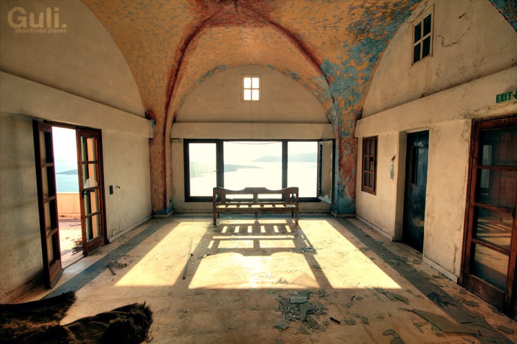 IMG 9201 guli lt2 750x499 Abandoned ‘Magic sunset’ pool bar, Santorini, Thira, Greece