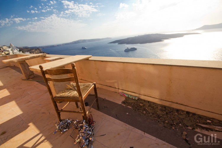 IMG 9213 guli lt 750x500 Abandoned ‘Magic sunset’ pool bar, Santorini, Thira, Greece