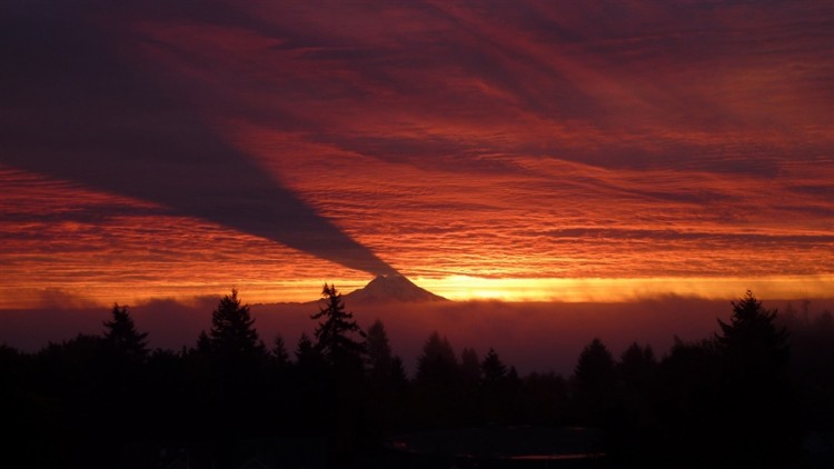 mount rainier rs shadow 750x422 pic on Design You Trust mount rainier rs shadow 750x422 Shadow over Mount Rainier