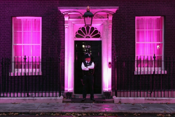 pb 111025 downing pink ps.photoblog900 pic on Design You Trust pb 111025 downing pink ps.photoblog900 10 Downing Street goes pink