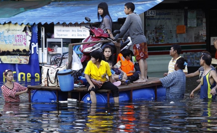 pb 111029 bangkok jb 03 750x461 Makeshift rafting in Thailand