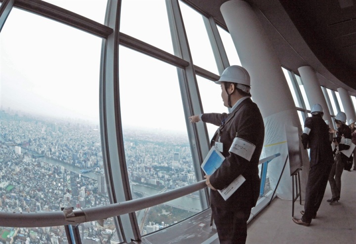 pb 111030 skytree 1 Tokyo Sky Tree reaches for the heavens