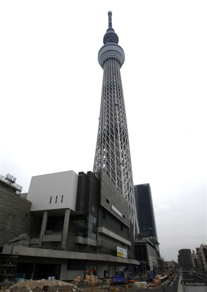 pb 111030 skytree 2 Tokyo Sky Tree reaches for the heavens