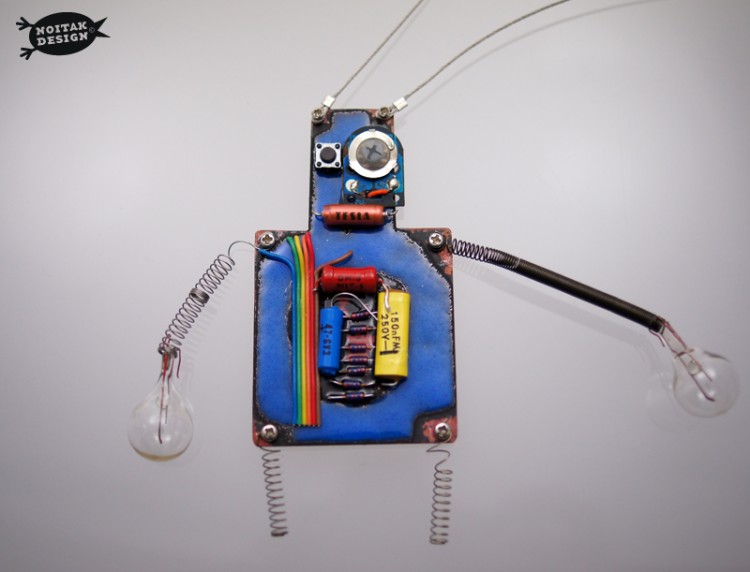 robot1 004a 750x572 THE ROBOTS by noitak design