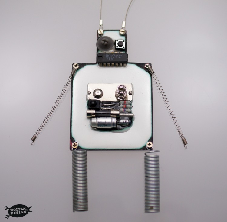 robot4 005a 750x735 THE ROBOTS by noitak design