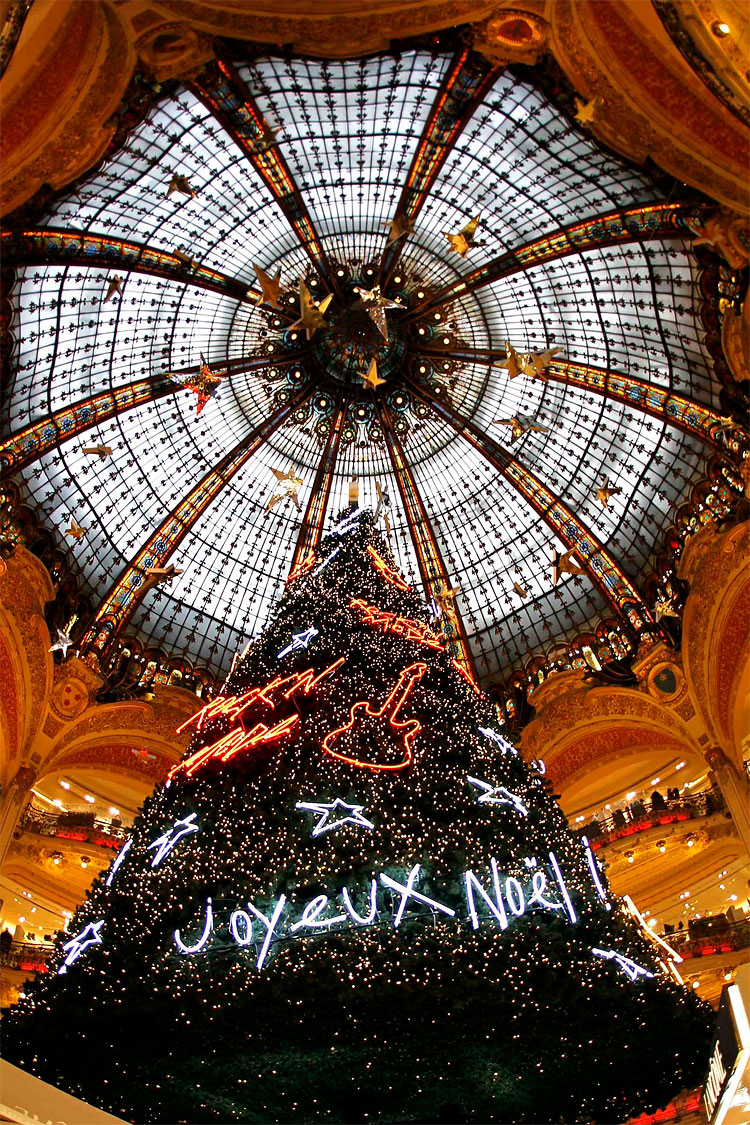 Photo of the Day: Giant Decorated Christmas Tree 1107 Photo of the Day: Giant Decorated Christmas Tree