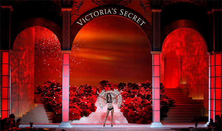 194 Victorias Secret Fashion Show 2011