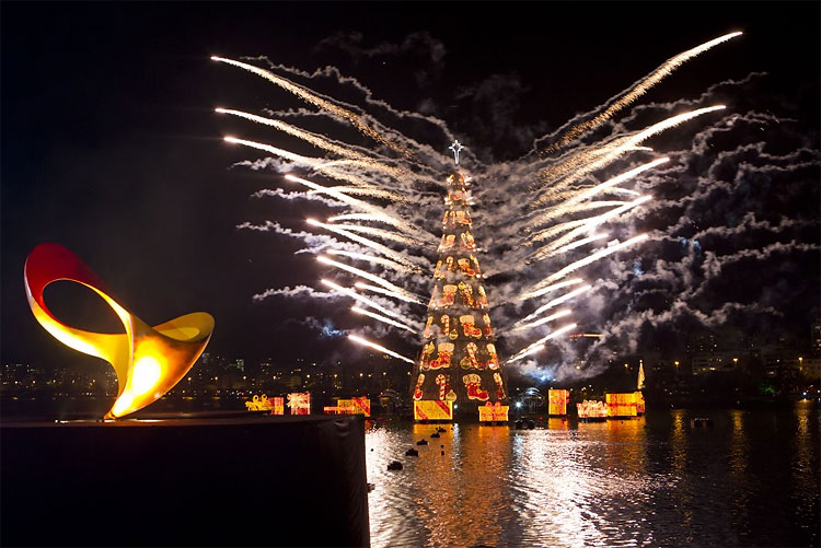 Worlds Largest Floating Christmas Tree Unveiled in Brazil 2103 Worlds Largest Floating Christmas Tree Unveiled in Brazil