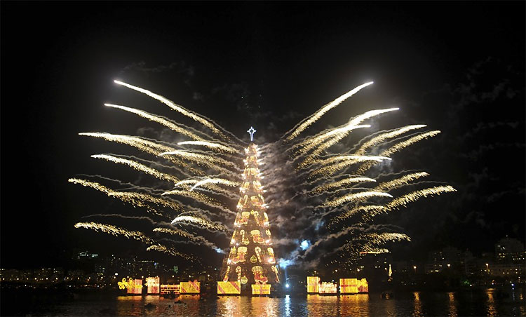 455 Worlds Largest Floating Christmas Tree Unveiled in Brazil