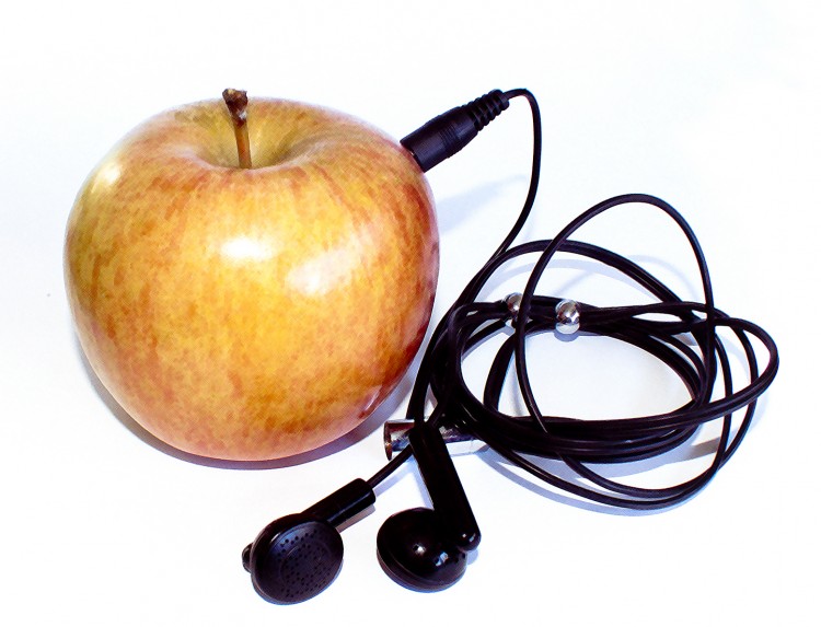 apple 750x573 iApple   Delicious Tune // Photography by Luigi di Silvanni