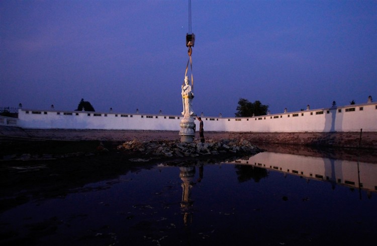pb 111119 statue cannon.photoblog900 750x490 pic on Design You Trust pb 111119 statue cannon.photoblog900 750x490 Bodhisattva Guanshiyin statue hoisted onto lake