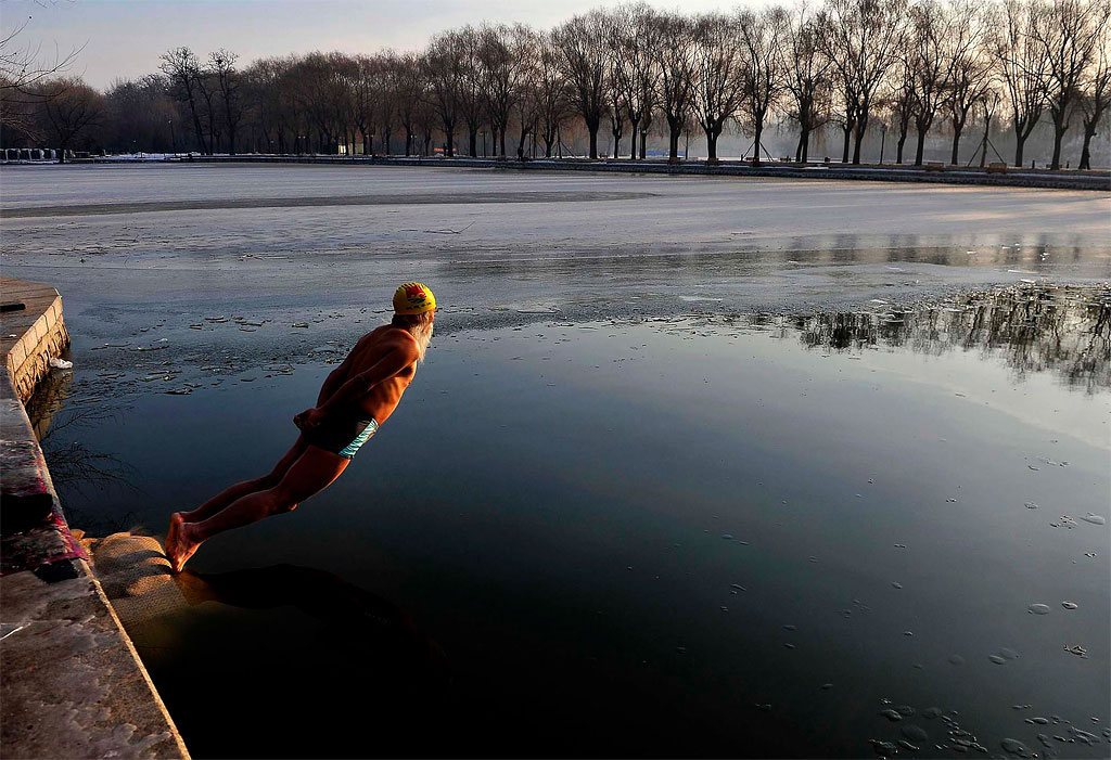 Photo of the Day: Winter Diving 111 Photo of the Day: Winter Diving
