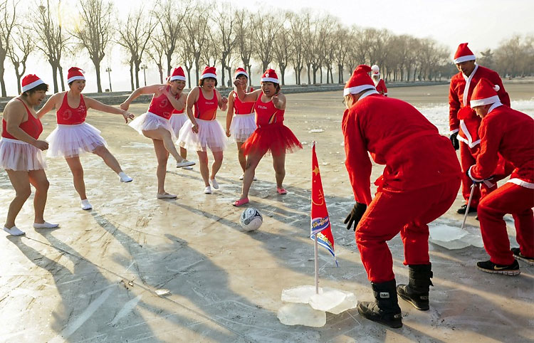 1266 Santas of the World 2011