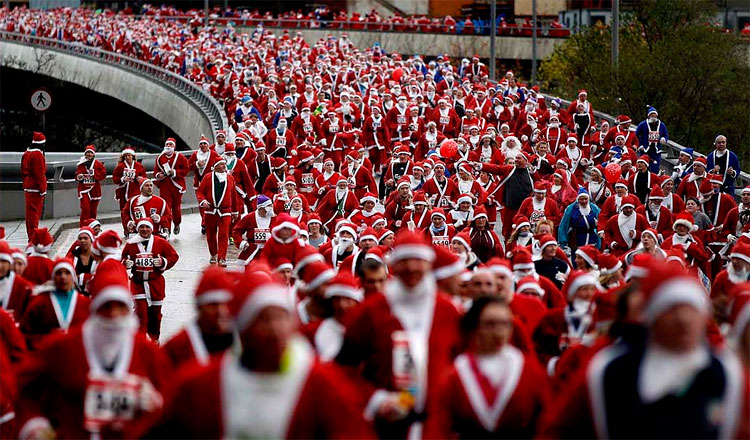 1330 Santas of the World 2011
