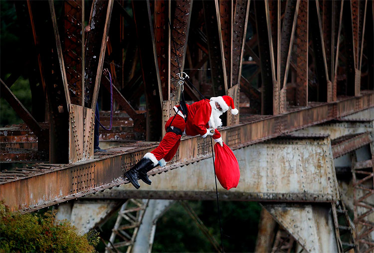 3102 Santas of the World 2011