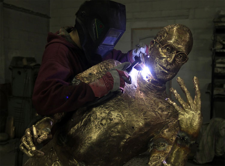 326 pic on Design You Trust 326 Steve Jobs Statue: The Making Of