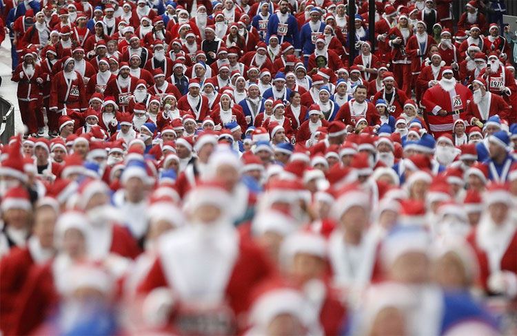 Liverpool Santa Dash 2011: Festive Runners Set World Record 327 Liverpool Santa Dash 2011: Festive Runners Set World Record