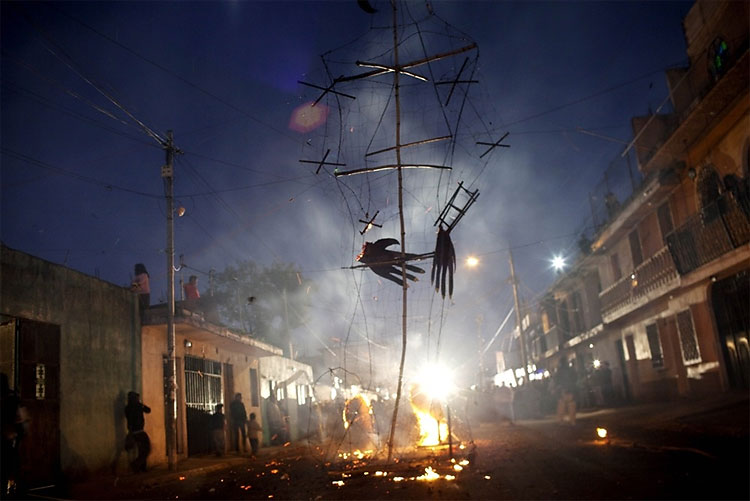 Guatemalans Burn Devil Figures in Bid to Oust Evil 328 Guatemalans Burn Devil Figures in Bid to Oust Evil