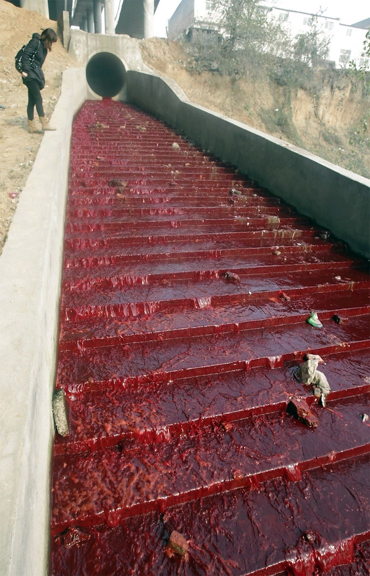 370 Chinas River of Blood: Jian Turns Red After Chemical Dump