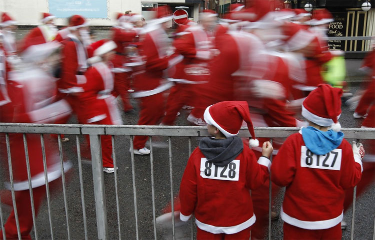 Liverpool Santa Dash 2011: Festive Runners Set World Record 427 Liverpool Santa Dash 2011: Festive Runners Set World Record