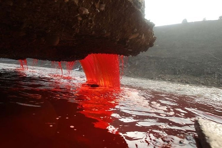 458 Chinas River of Blood: Jian Turns Red After Chemical Dump