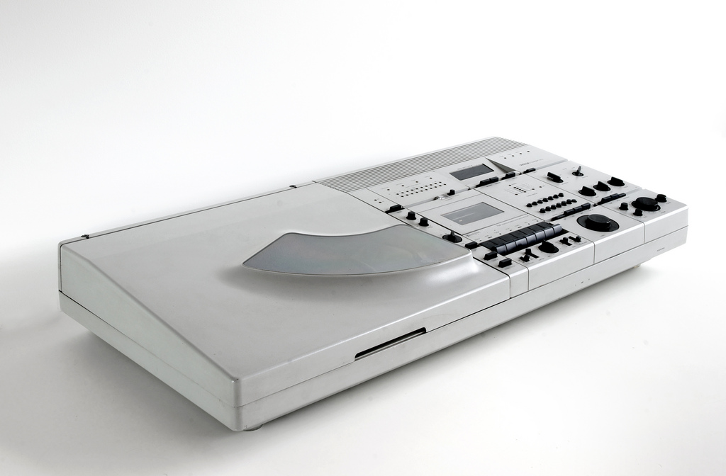4893700100 fe27be6a76 b pic on Design You Trust 4893700100 fe27be6a76 b Sony Wega Concept 51K by Hartmut Esslinger